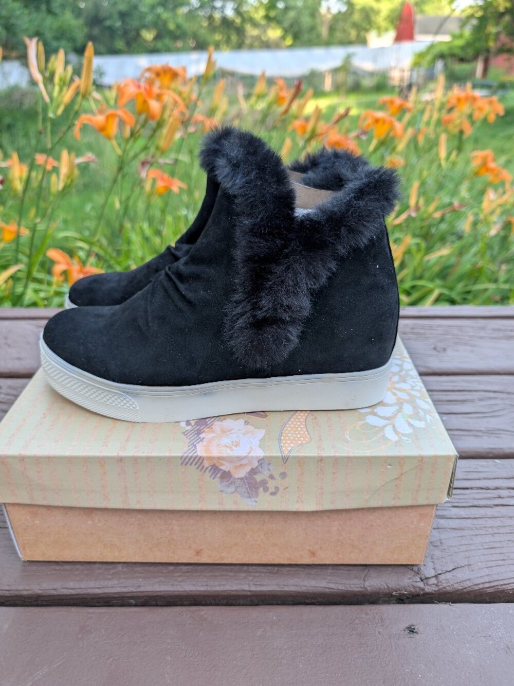 New in Box Very G Shantell Cozy Ankle Faux Fur Trim Black Boot Women's Size 8.5